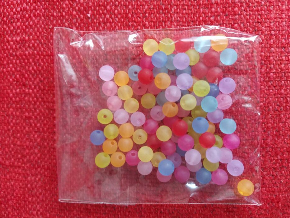 Embal. c/ bolinhas pequenas multicoloridas perfuradas no interior