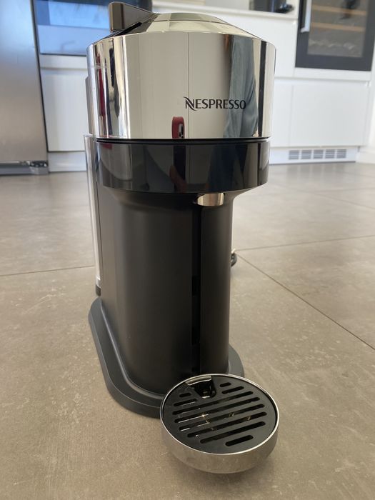 Maquina Café Vertuo Next Deluxe Pure Chrome Nespresso