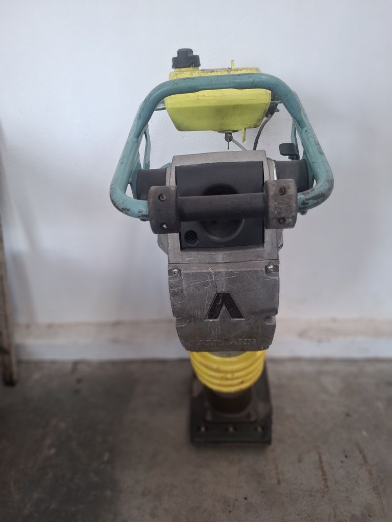 Saltitão compactador com motor Honda