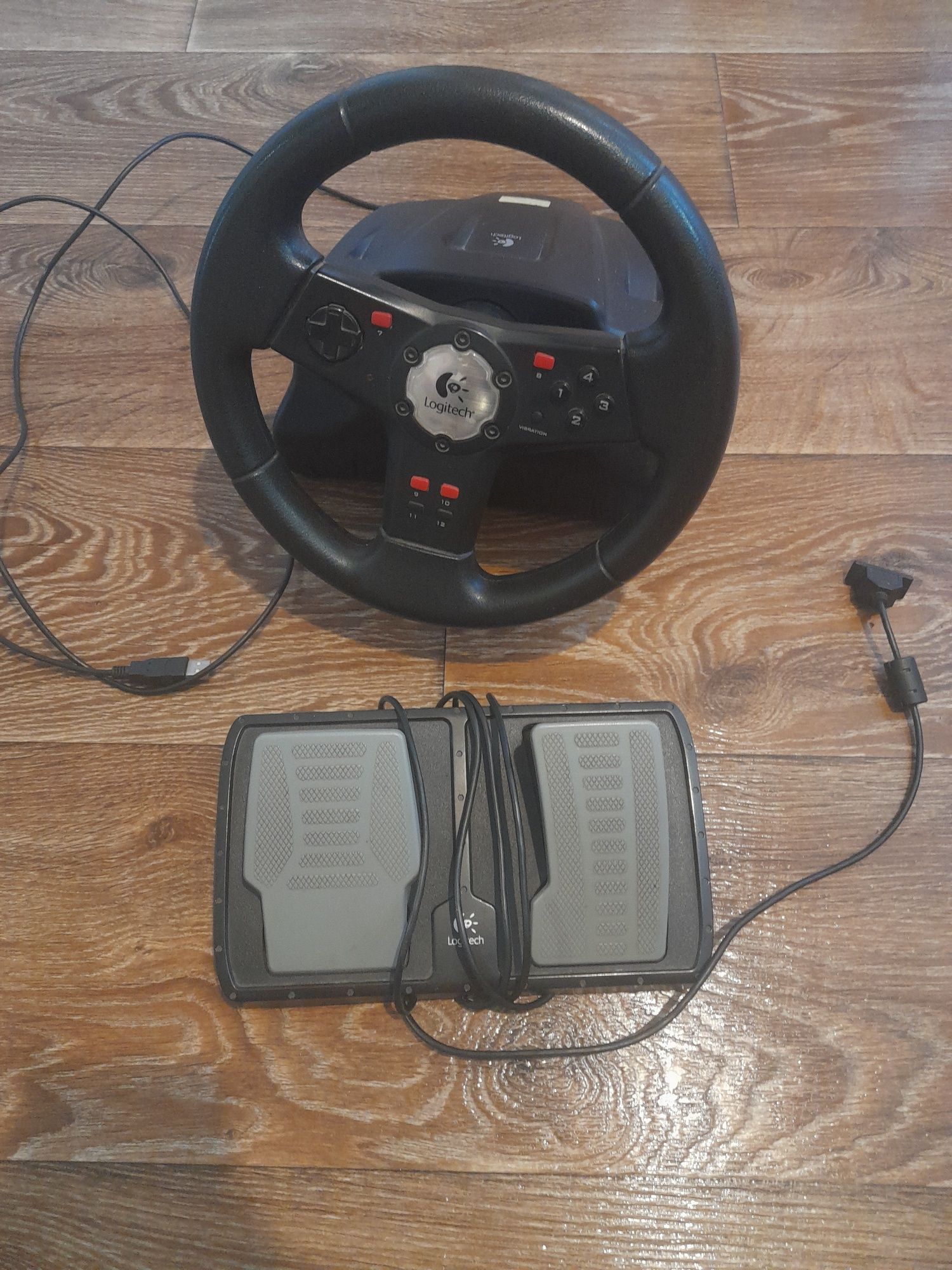 Ігровий руль Logitech