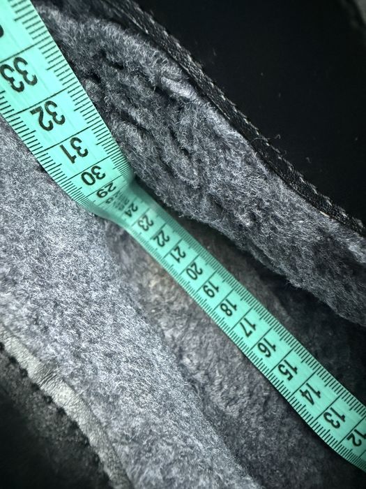 чорні зимові жіночі шкіряні черевики. Сапоги