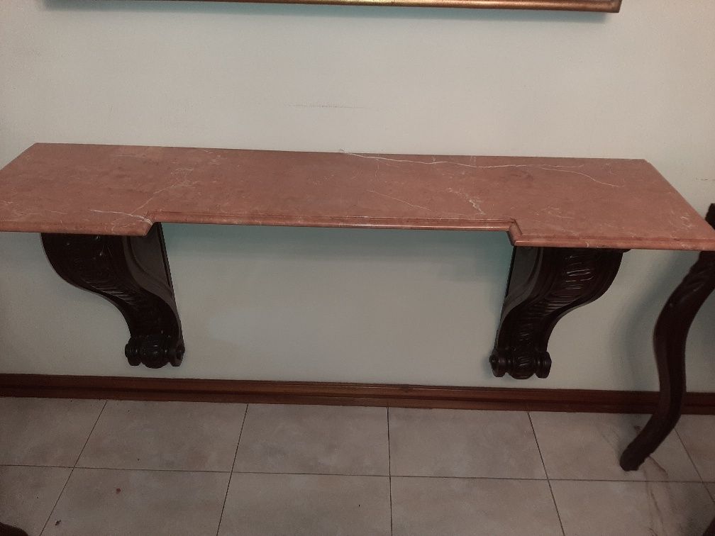 Prateleira com pedra rosa salmão