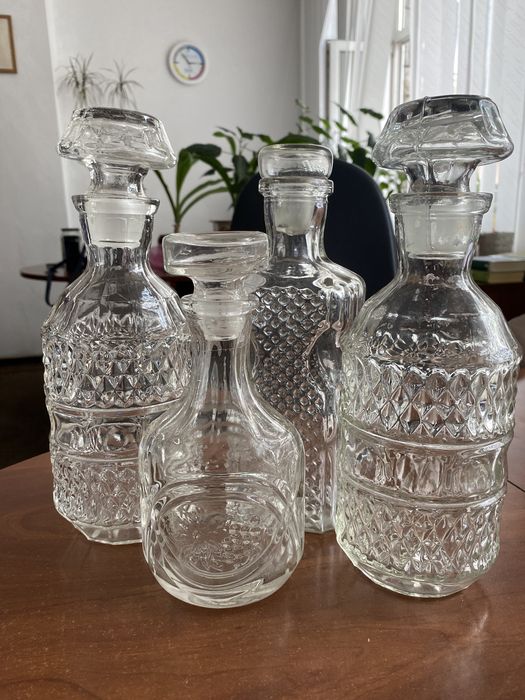 Кришталеві  та скляні вази і графини