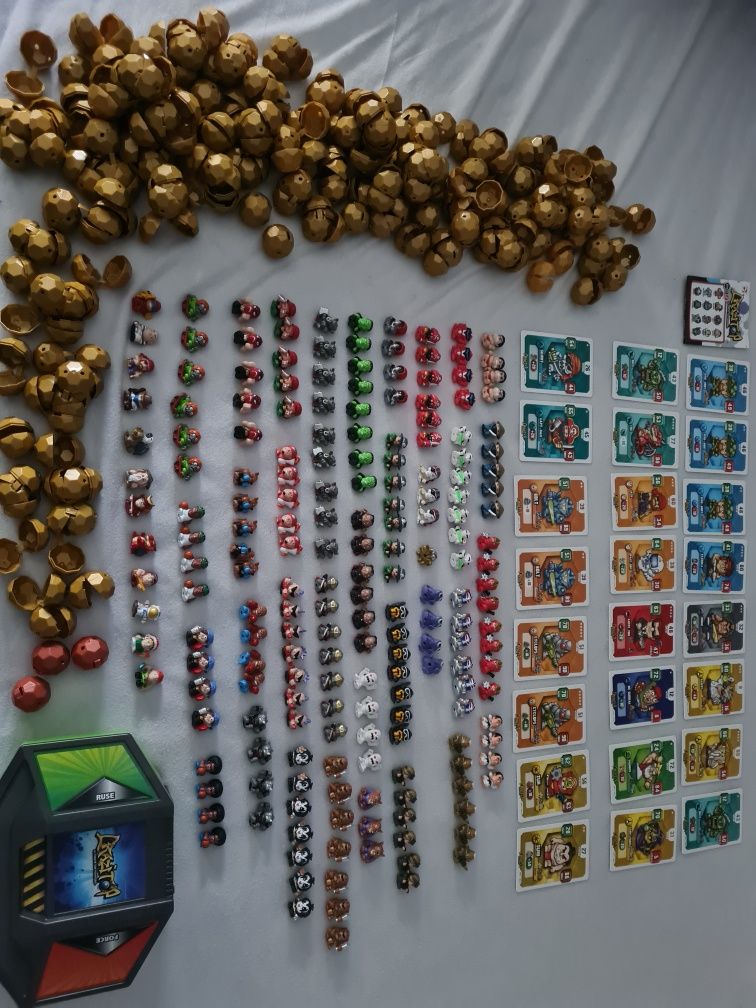 Duży zestaw zabawek Crazitop Ultimate Top Fighters Tesco 200 figurek