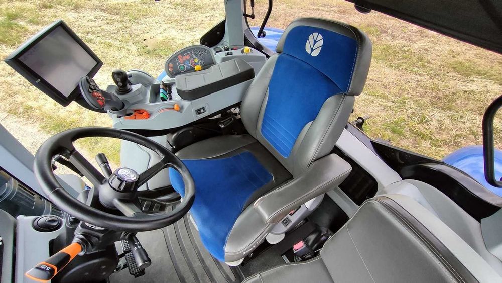 Ciągnik rolniczy NEW Holland T7.230 AutoCommand TUZ LED  IntelliView