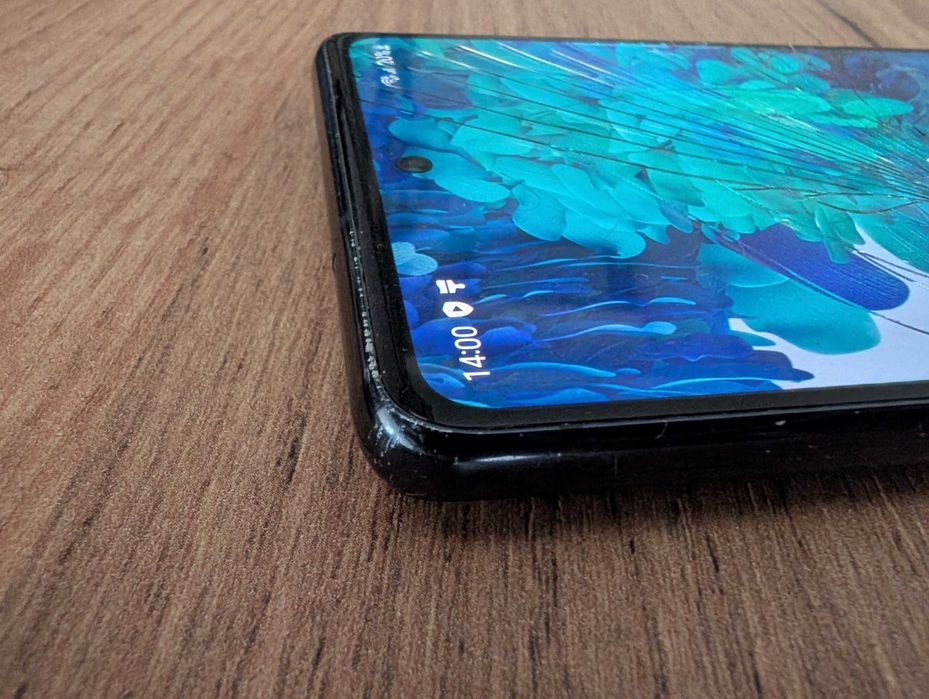 Samsung Galaxy S20 FE uszkodzony pęknięty ekran