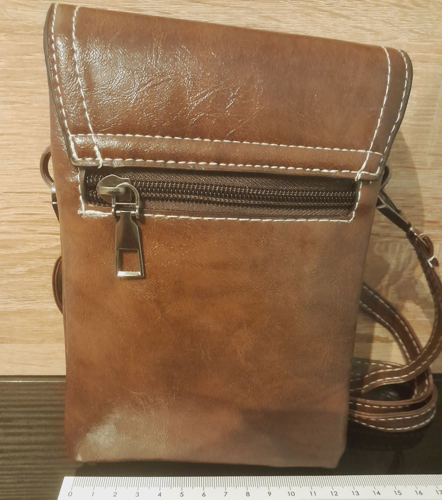 Mała brązową torebka w stylu nerki