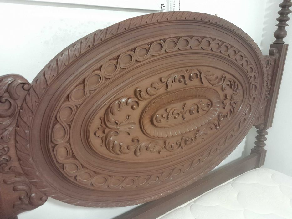 Cama de casa com colchao seminovo e duas camss de solteiro em mogno