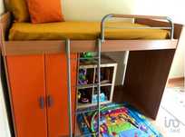 Cama mezanino infantil com guarda-roupa.