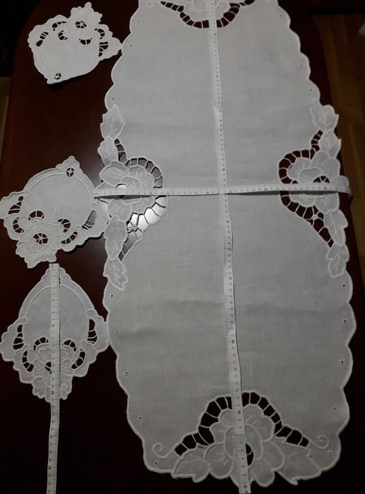 Bieżnik+4 serwetki ręcznie haftowane na białym lnie