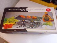 Grelhador de pedra com lamparinas