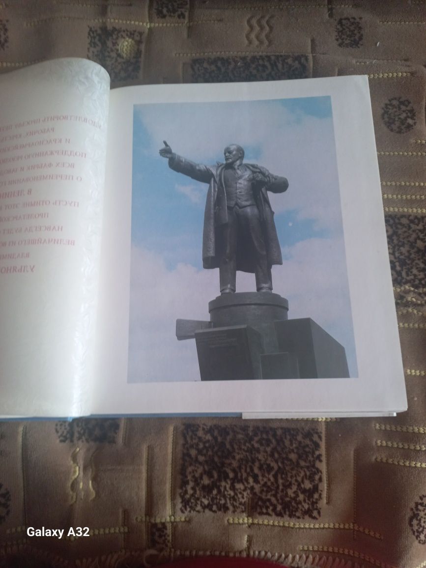 Продам книгу,,Ленинград''Архитектурны ансамбли и памятники.Цена 75 гр