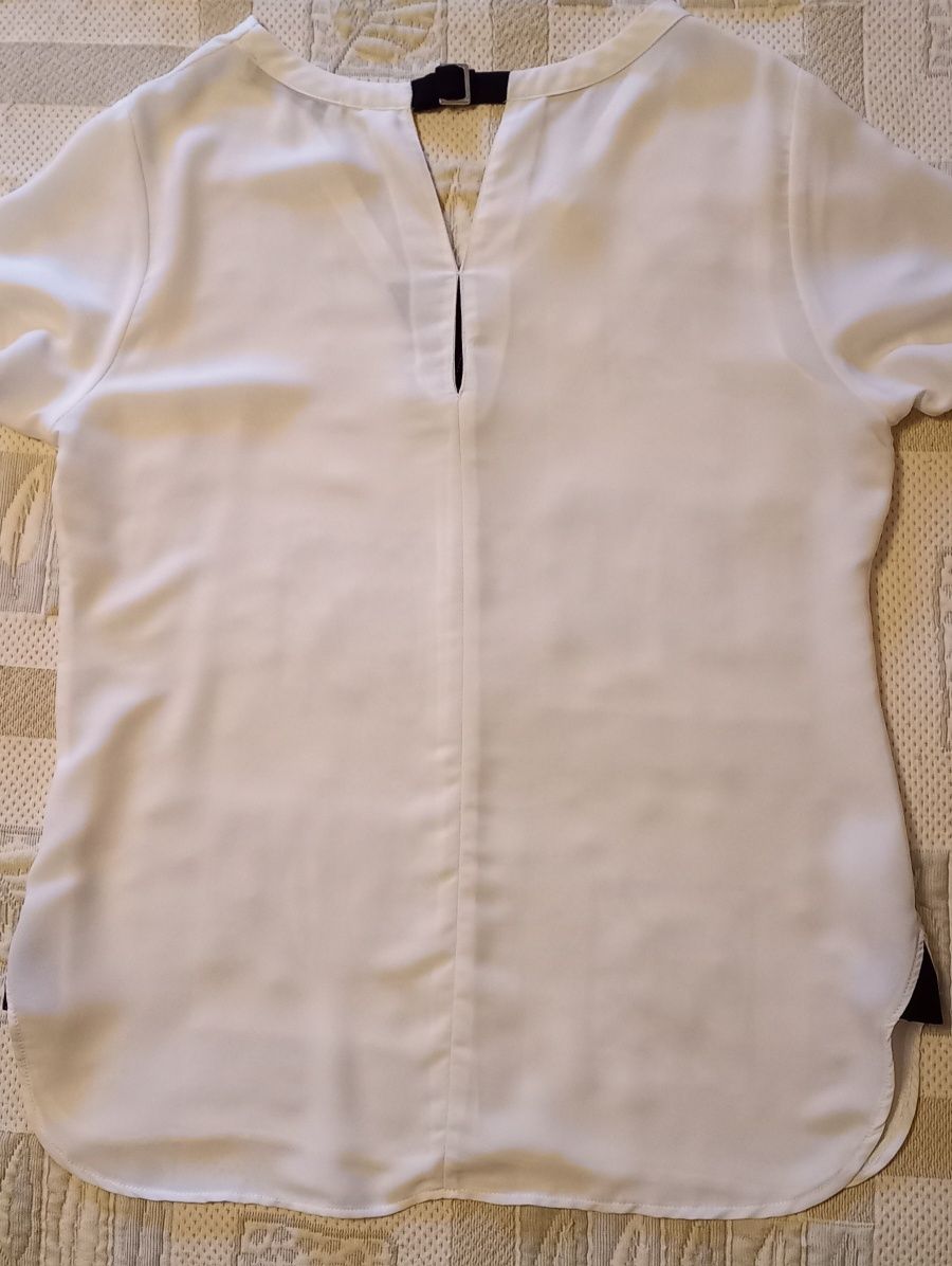 2 Blusas de verão, 1 branca c/ peq triângulos (ver preços na descrição