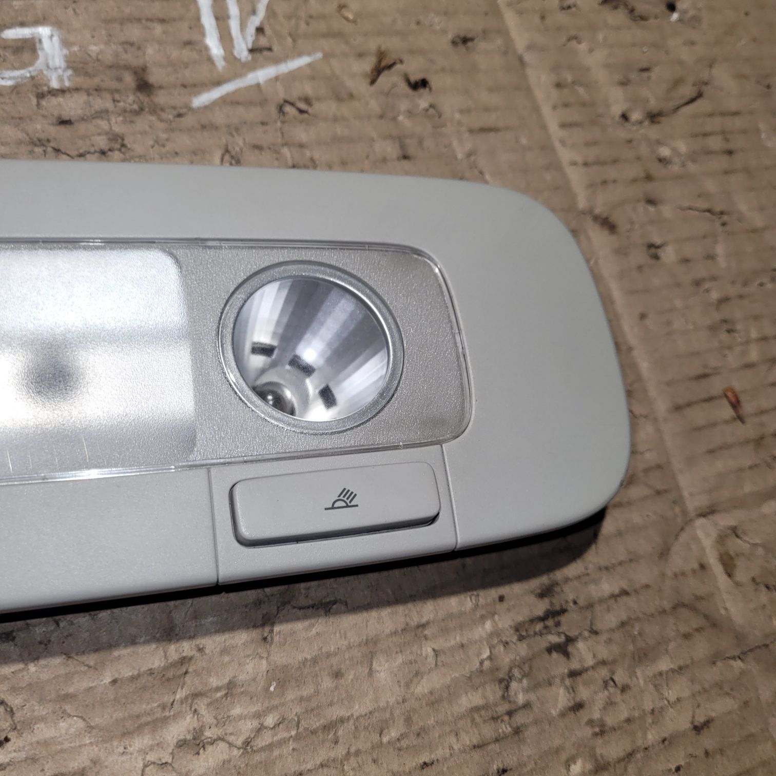 Lampka podsufitki oświetlenie wnętrza kabiny tył vw passat b6 b7 kombi