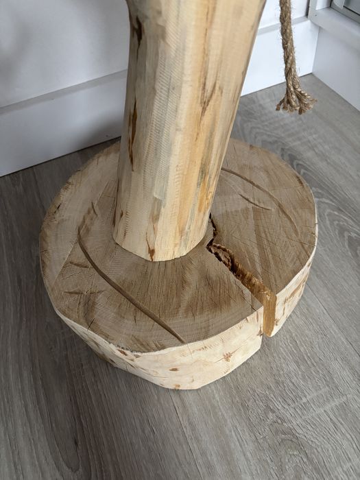 Naturalny drapak dla kota z sznurkiem jutowym drewno