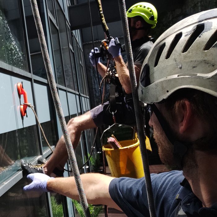 Prace na wysokości, czyszczenie rynien, uszczelnienie przecieków dachu