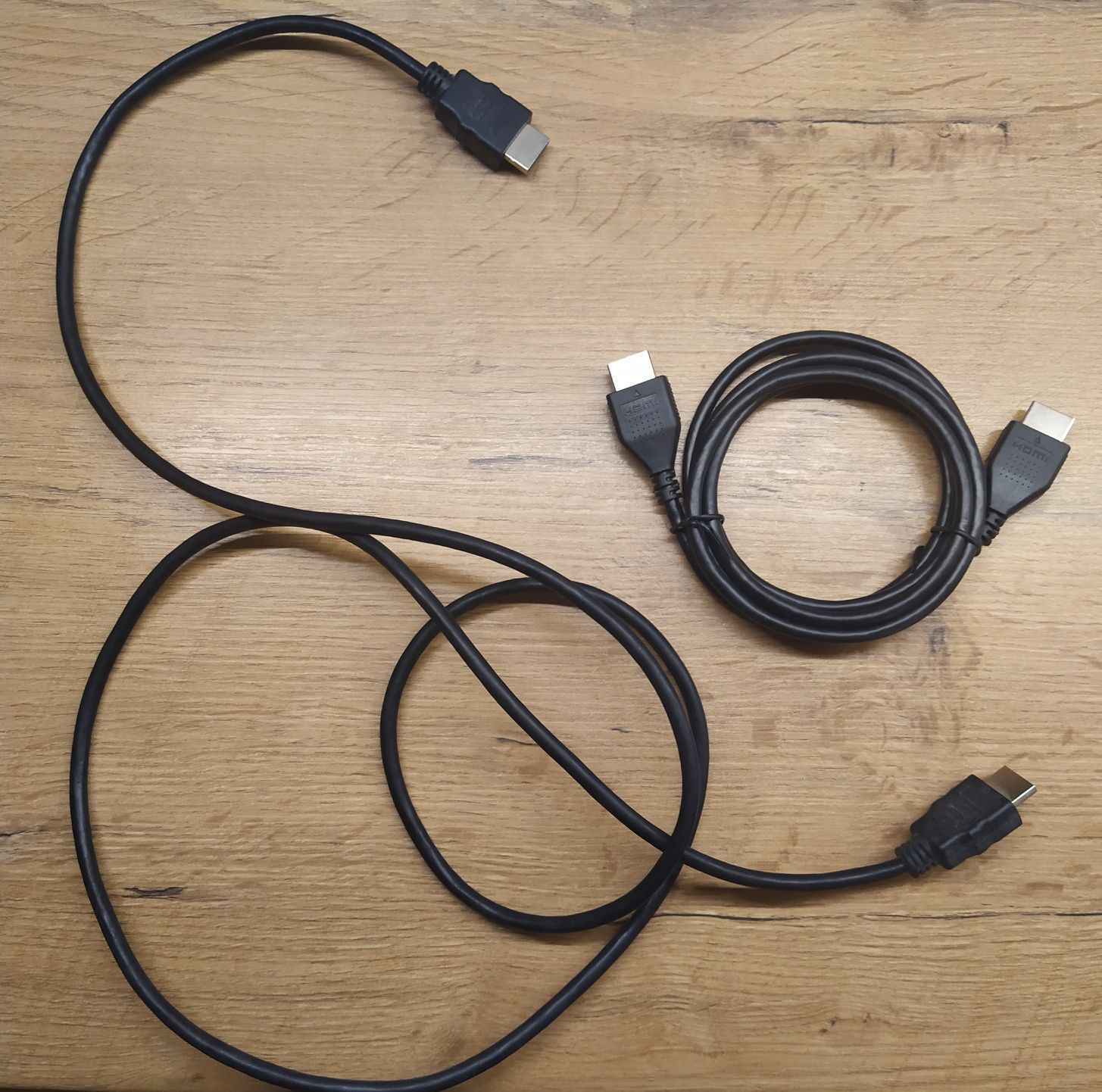 Dwa przewody HDMI