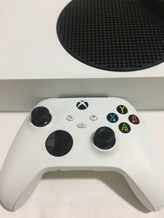 Xbox Series s com comando e headset gamer