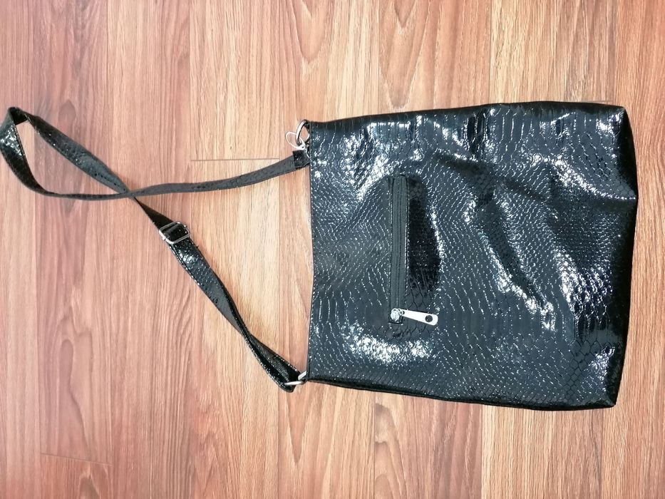 Czarna torebka listonoszka z cyrkoniami