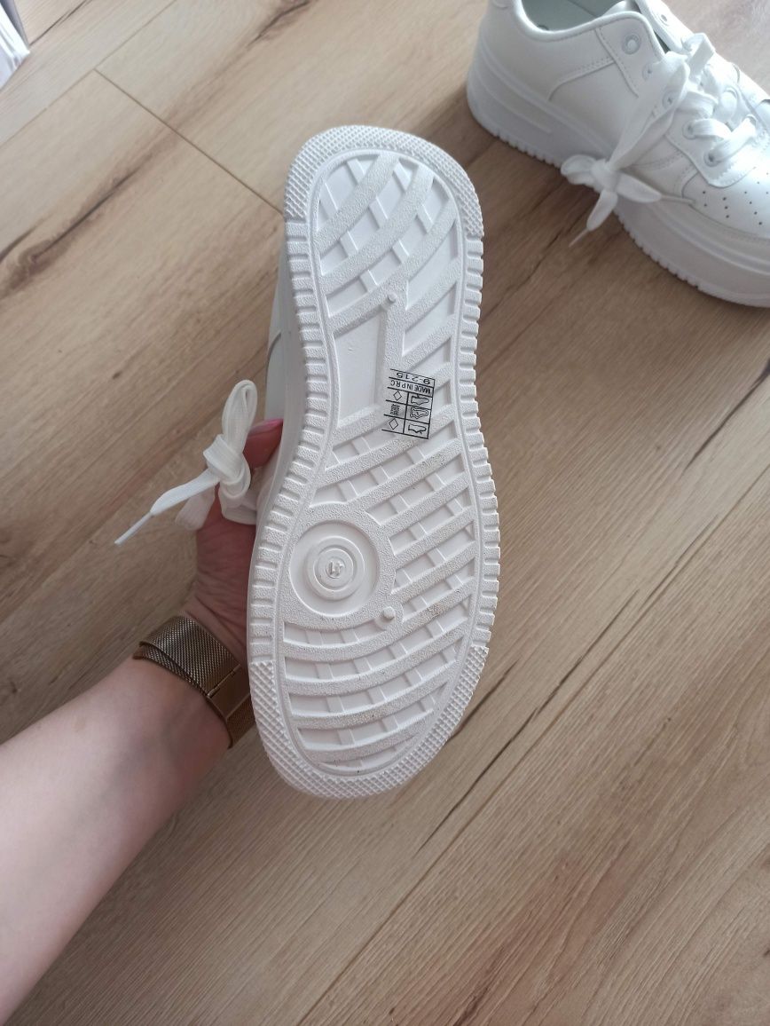 Nowe białe sneakersy r. 40