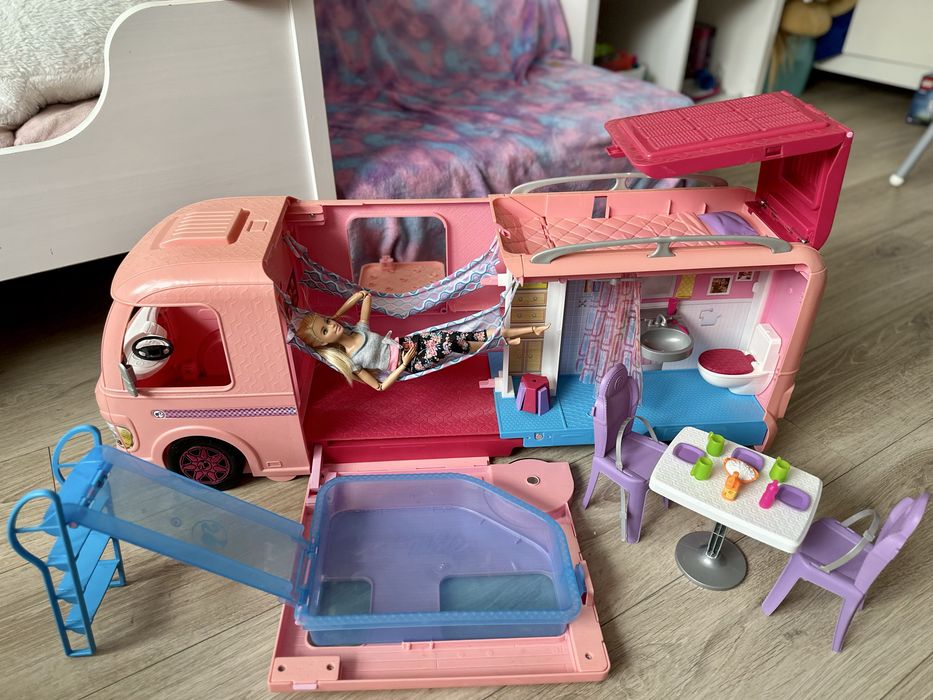 Camper Barbie z basenem