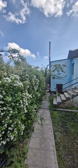 Полтава. 2ком с пакоместом 1эт 1эт дома 8000 и сч.рядом  Юракадемия .