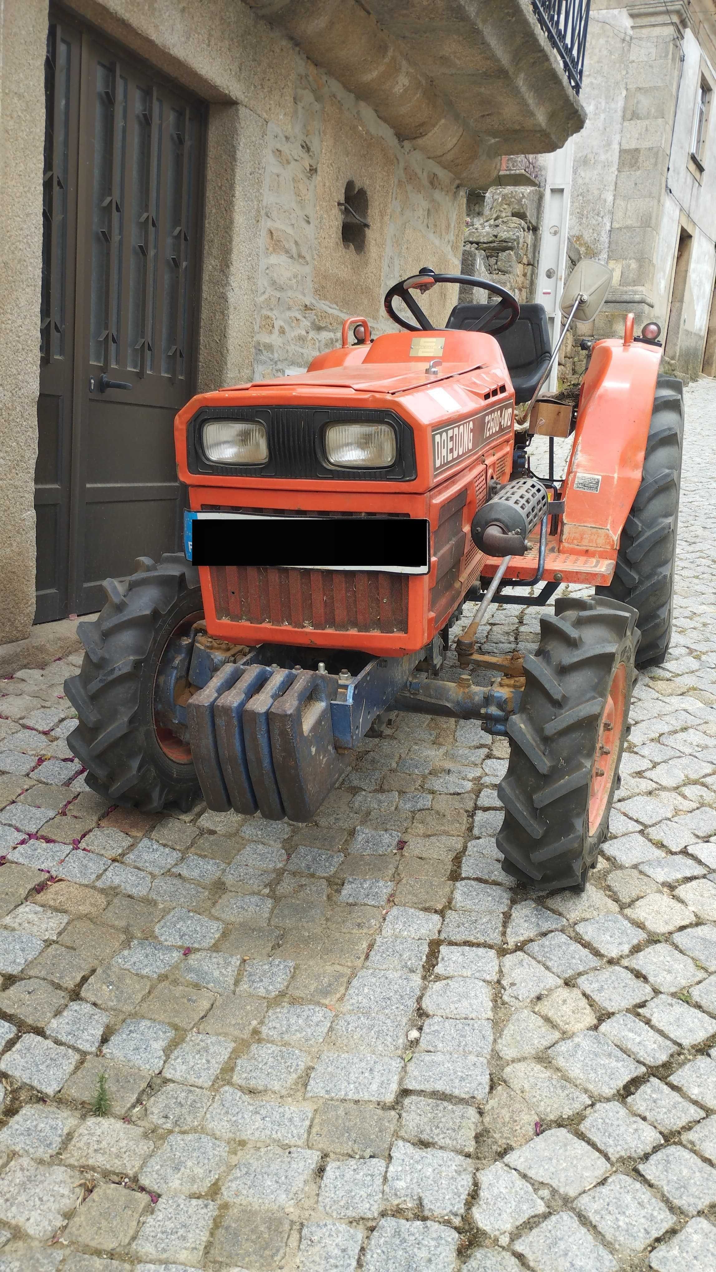 Trator Daedong T2600 4WD + 2 alfaias em ótimo estado