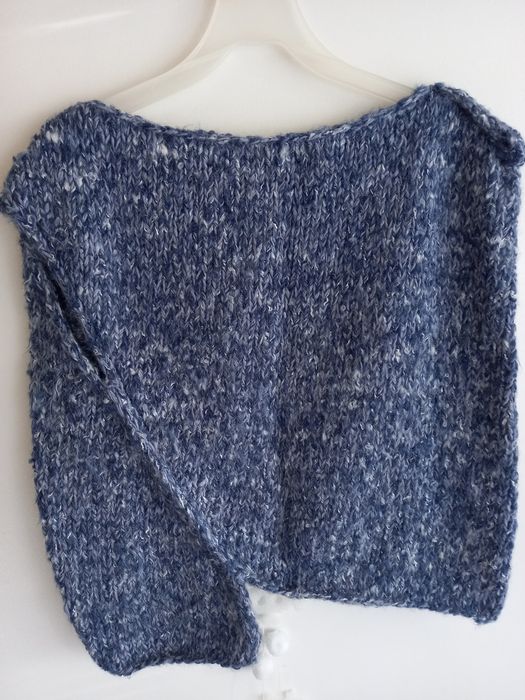 Жіноча сучасна тепла в'язана жилетка