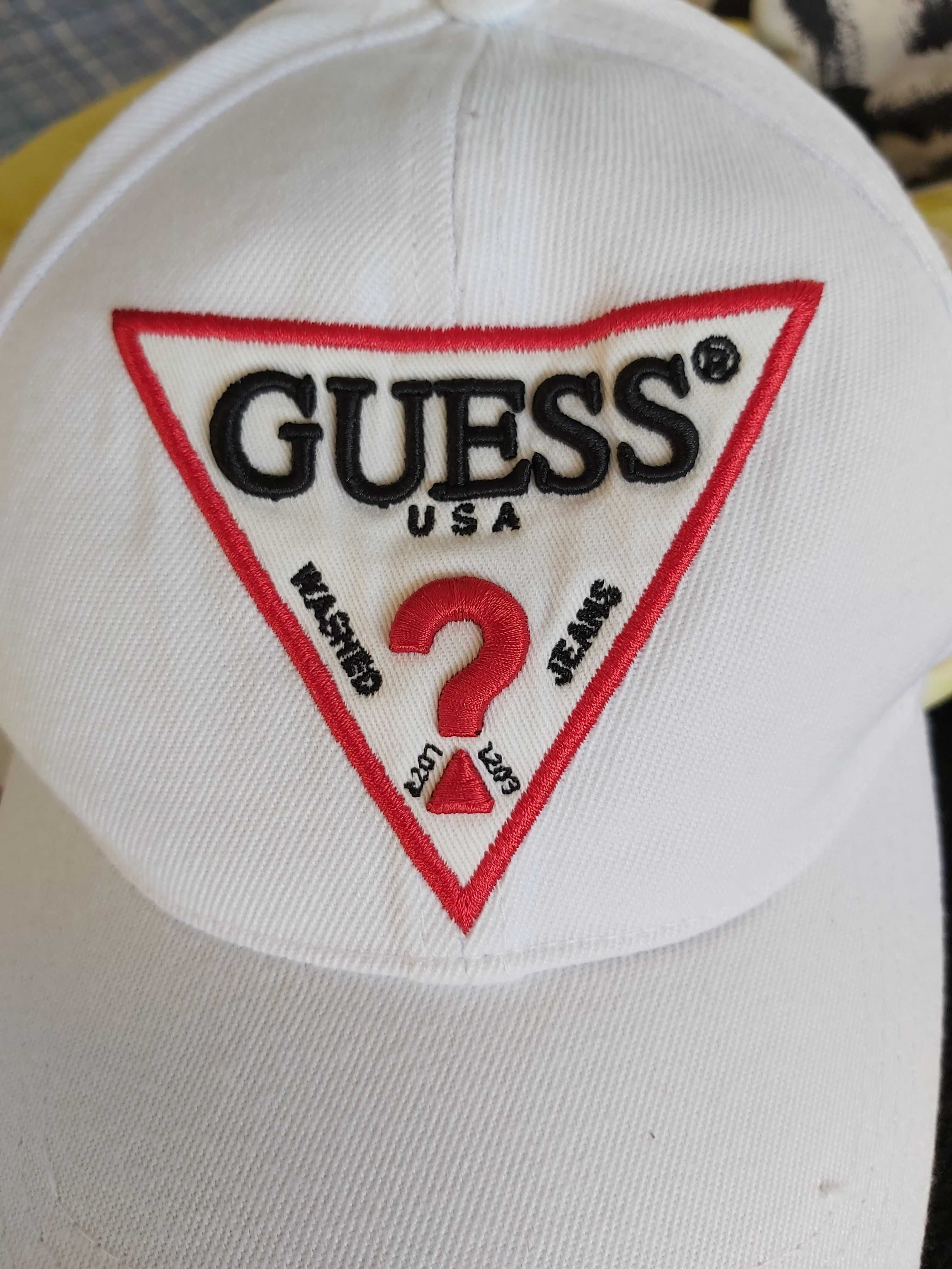 Nowa czapka GUESS biała czerwona logo