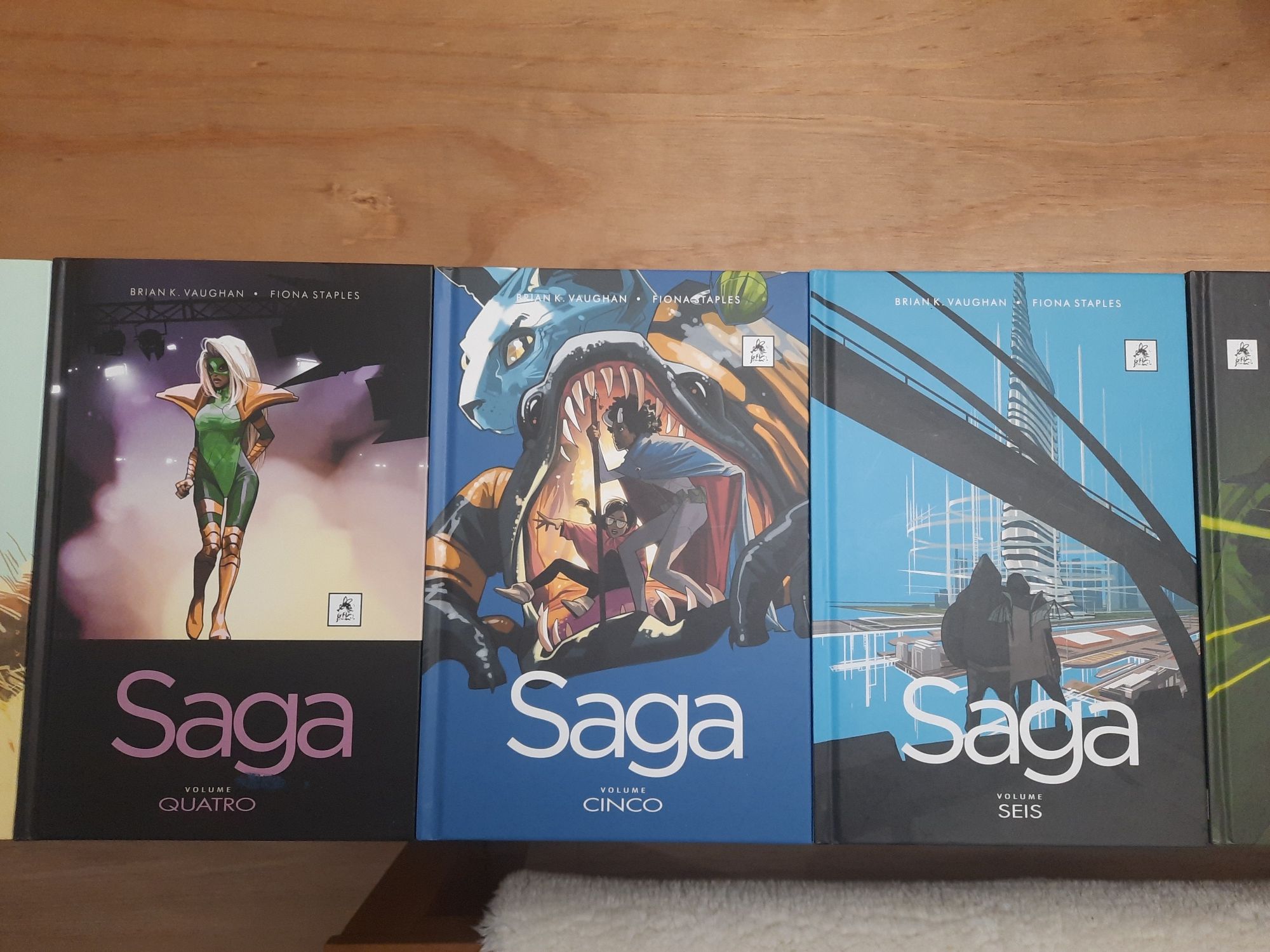 Livro de banda desenhada Saga Vol. Brian K. Vaughan e Fiona Staples