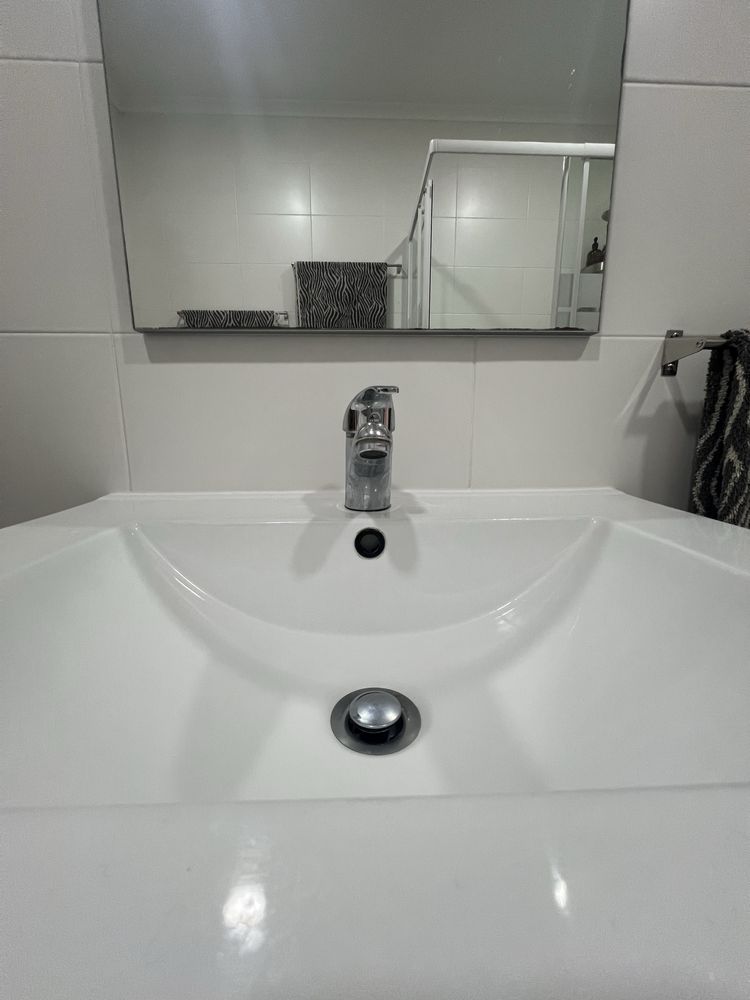 Móvel de WC com lavatório e torneira