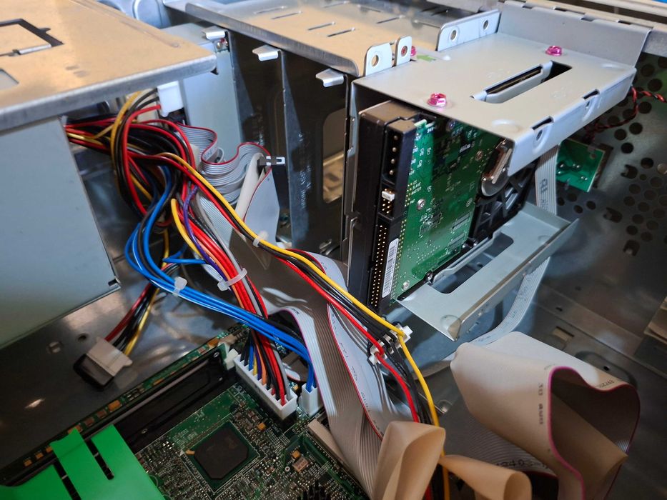 stary retro komputer stacjonarny Dell Optiplex gx200