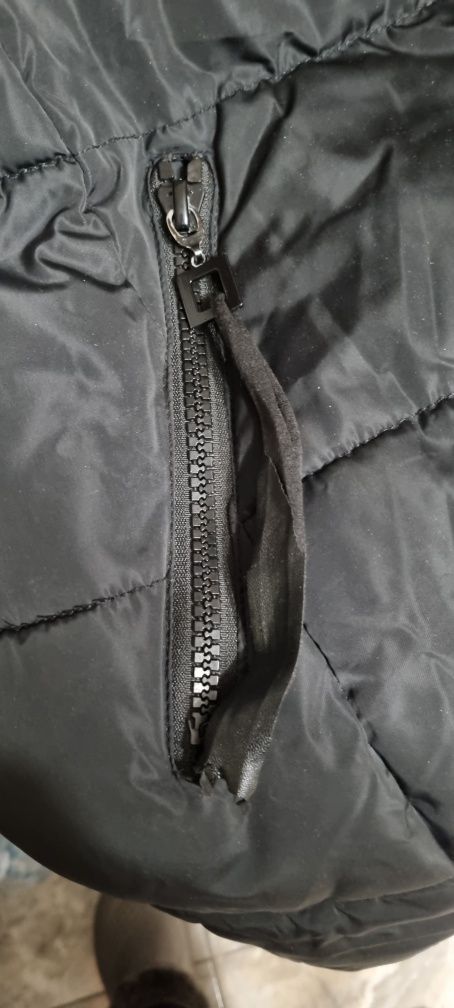 Kurtka damska ocieplana czarna z kapturem plus sweter