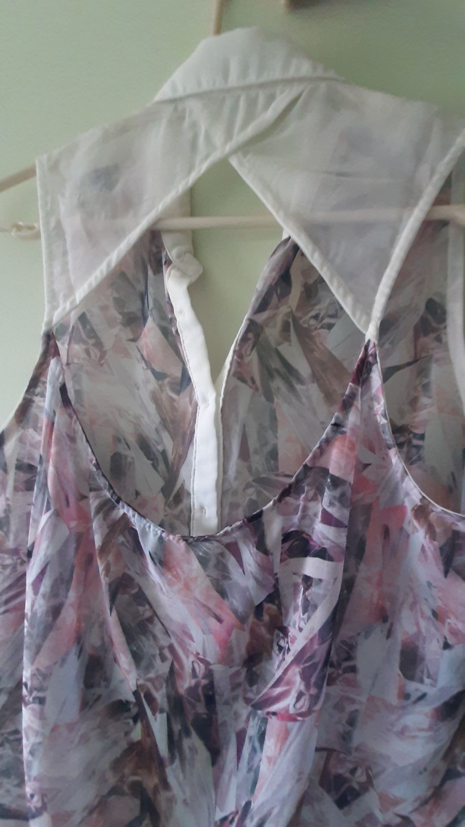 Blusa sem mangas e com costas abertas