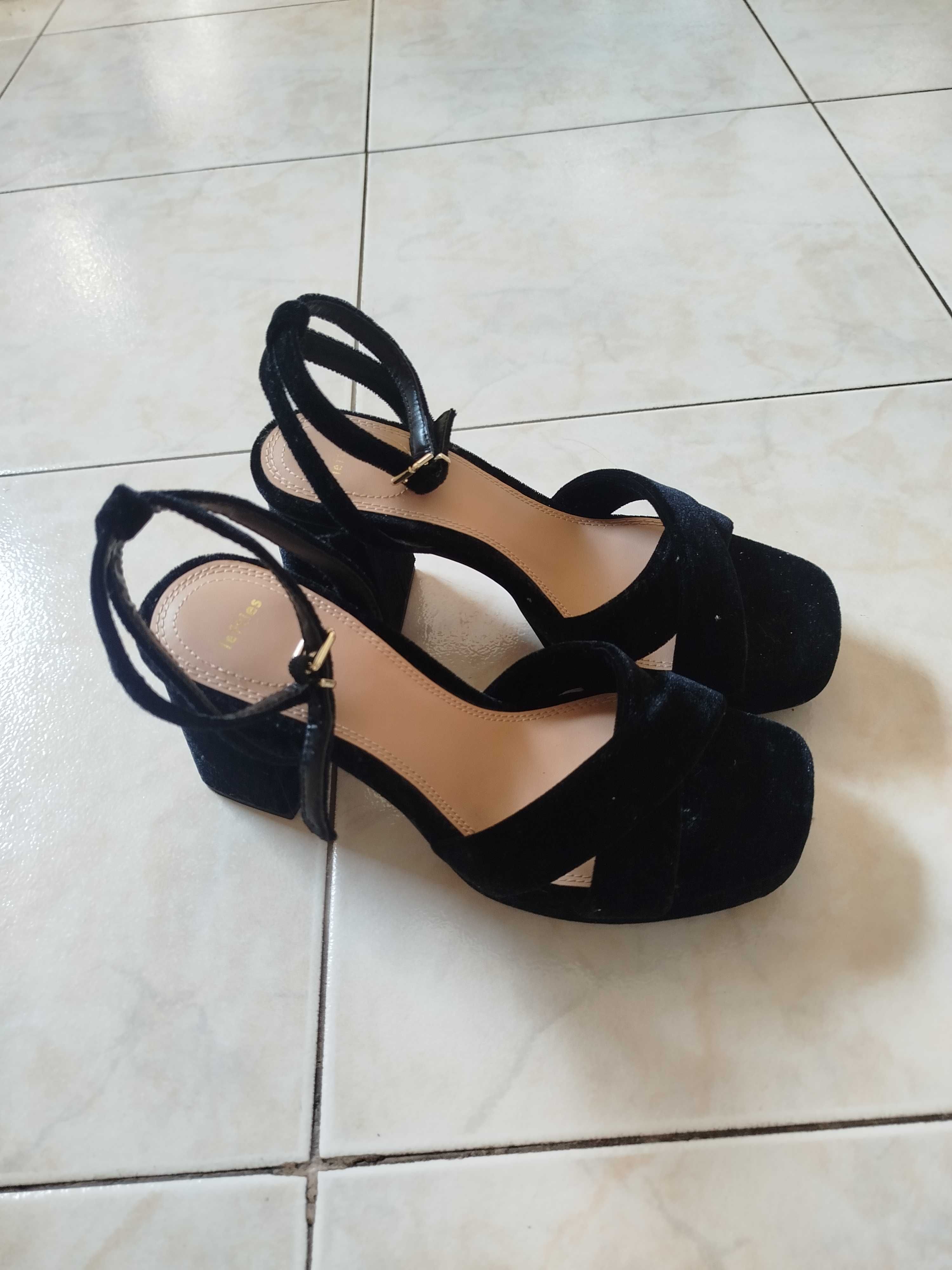 Vendo 2 pares de sapatos NOVOS – Nº 36