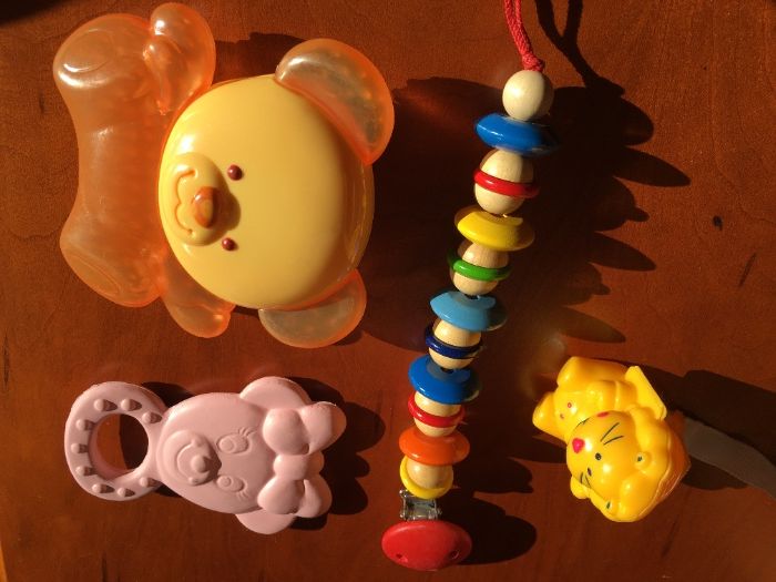 2 porta-chupetas BebeConfort e 2 mordedores refrigeráveis Chicco