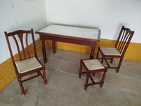 Mesa de cozinha com cadeiras e bancos