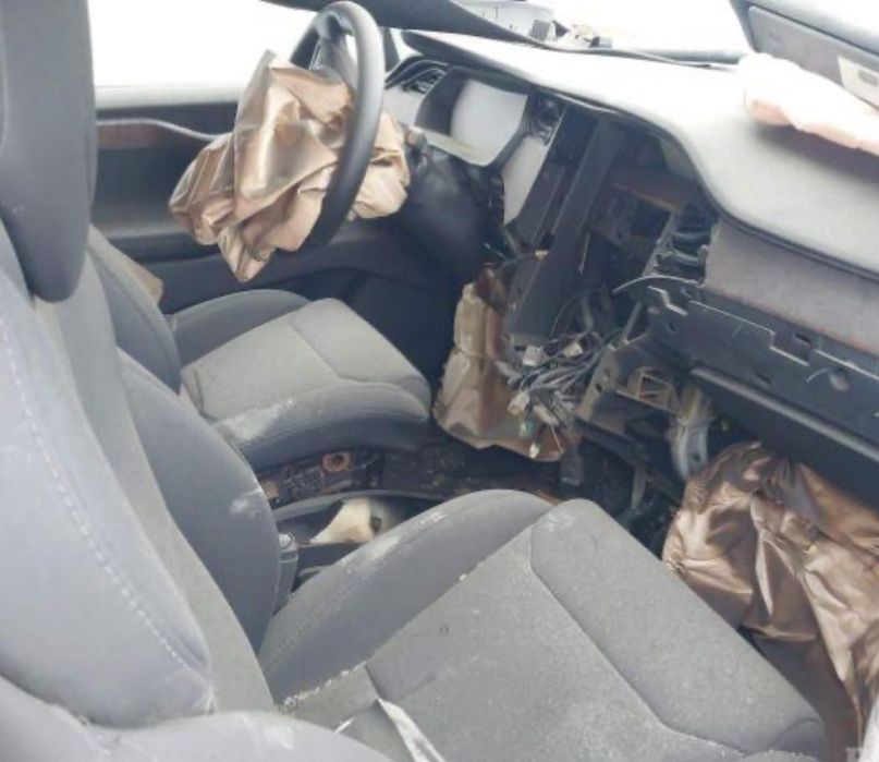 Тесла X продаж в дорозі