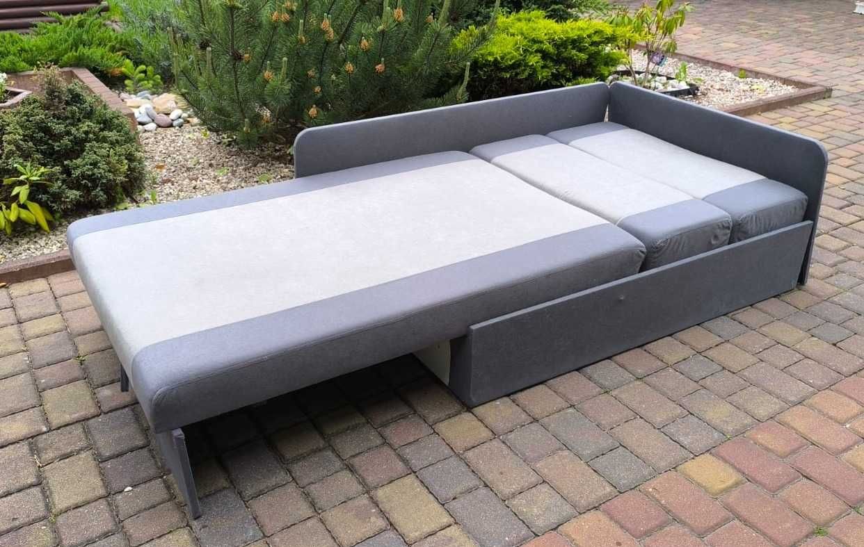 Rozkładana sofa i skórzany fotel