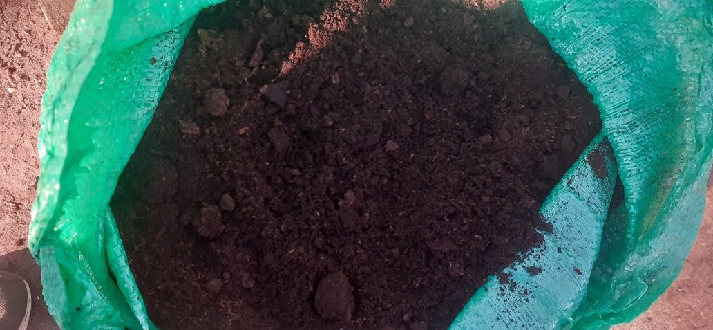 разложившийся торф в мешках удобрение биогумус торф земля для рассады