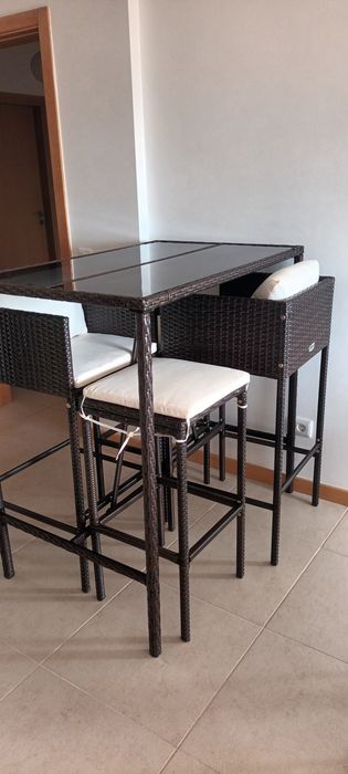 Conjunto mesa alta em Vime + 4 Bancos