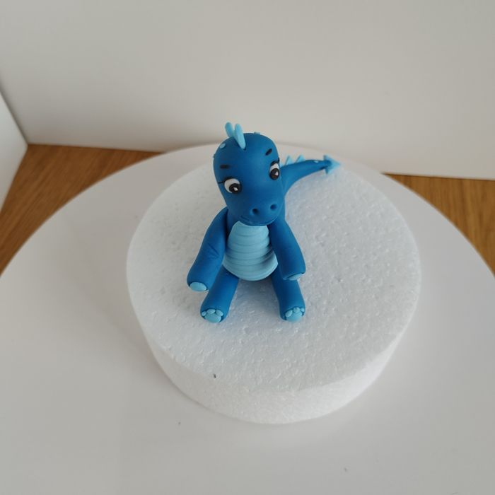 Figurka dinozaur dinuś na tort urodziny z masy cukrowej