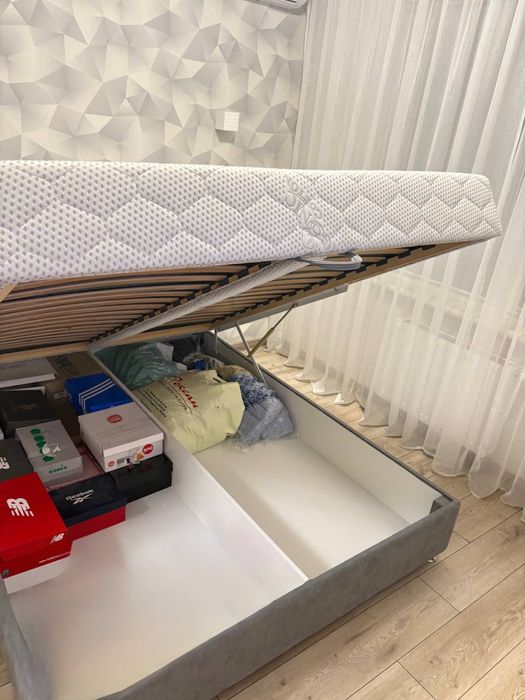 Ліжко двоспальне.