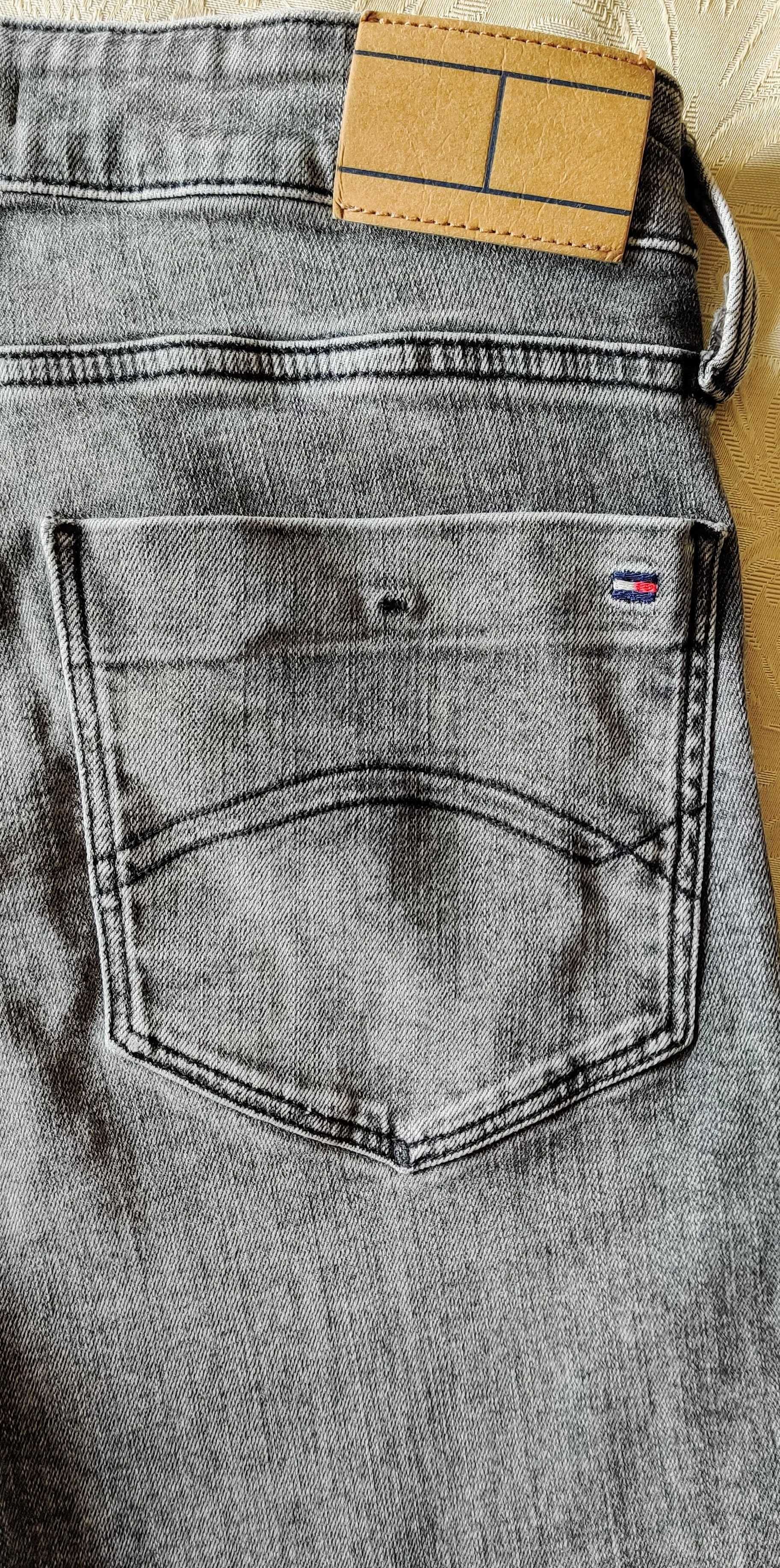 Jeans de rapaz marca Tommy Hilfiger (164cm)