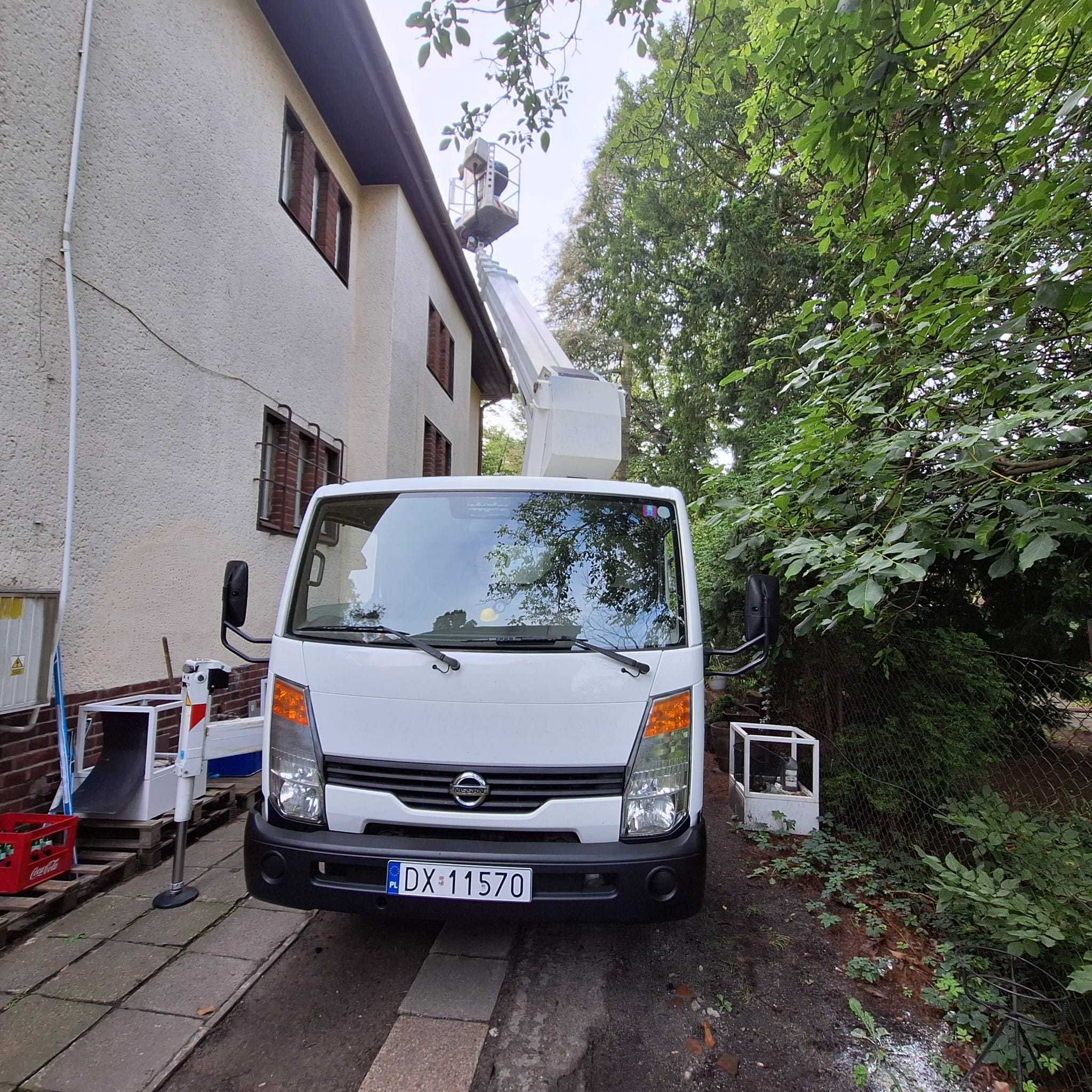Podnośnik koszowy Wrocław wynajem z operatorem zwyżka 27m do 3,5t
