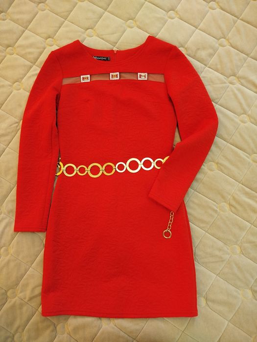 Гарна червона сукня .