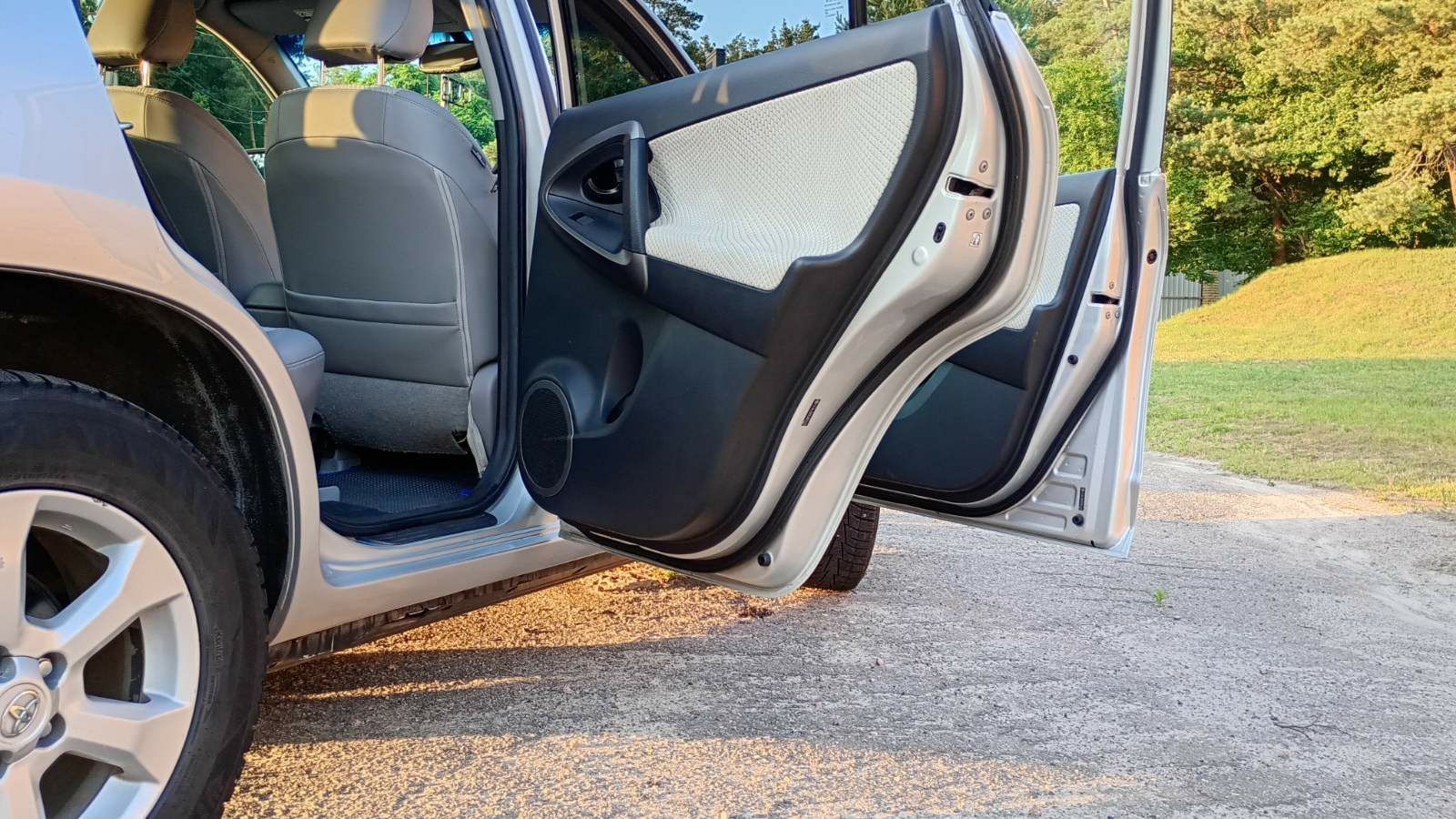 Yoyota RAV4 EV 2012