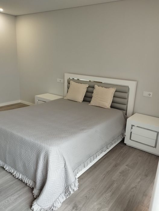 Cama de Casal branca com dois anos de uso