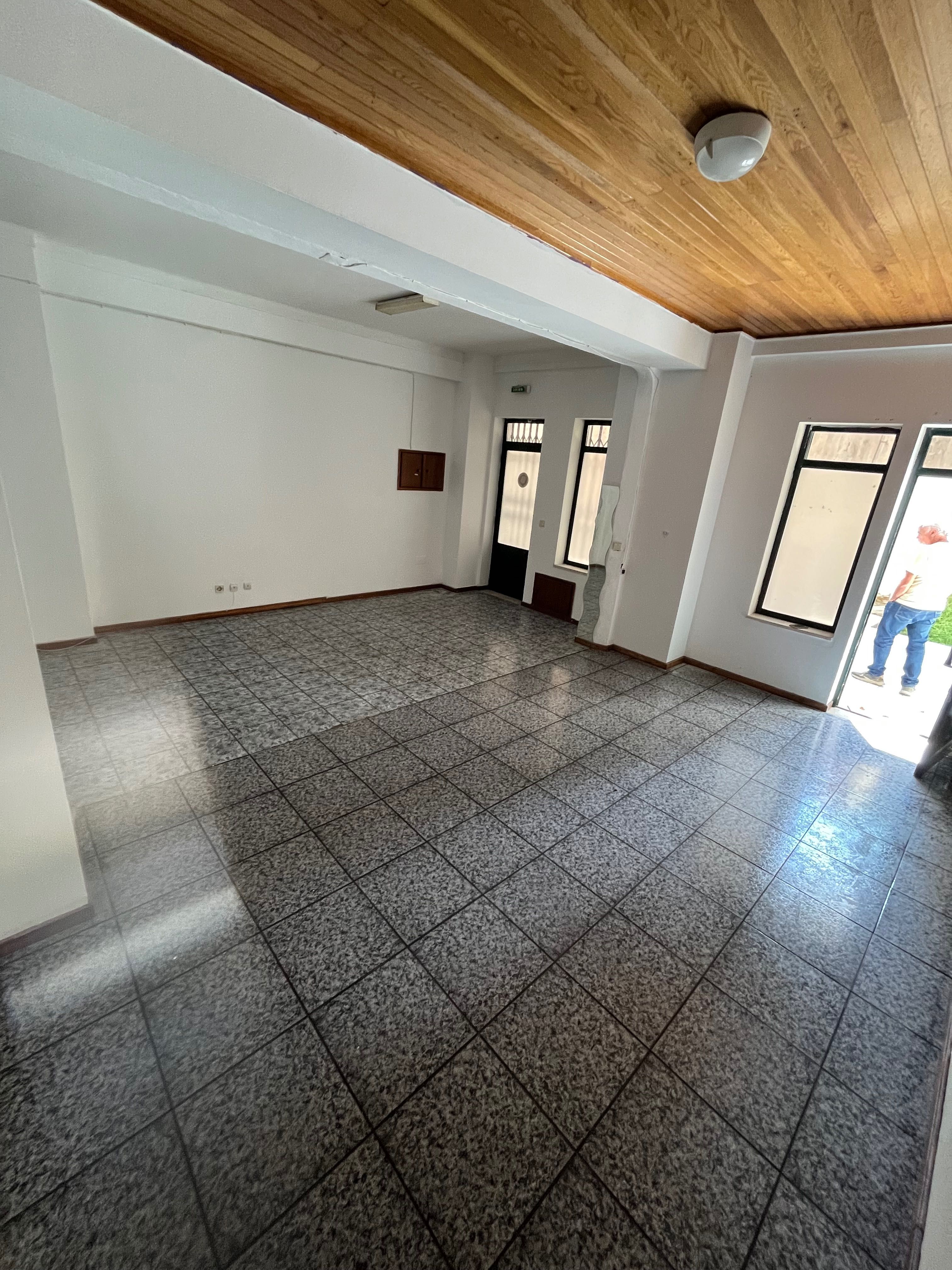 Vende-se Rés do chão, para comércio ou habitação 78m2