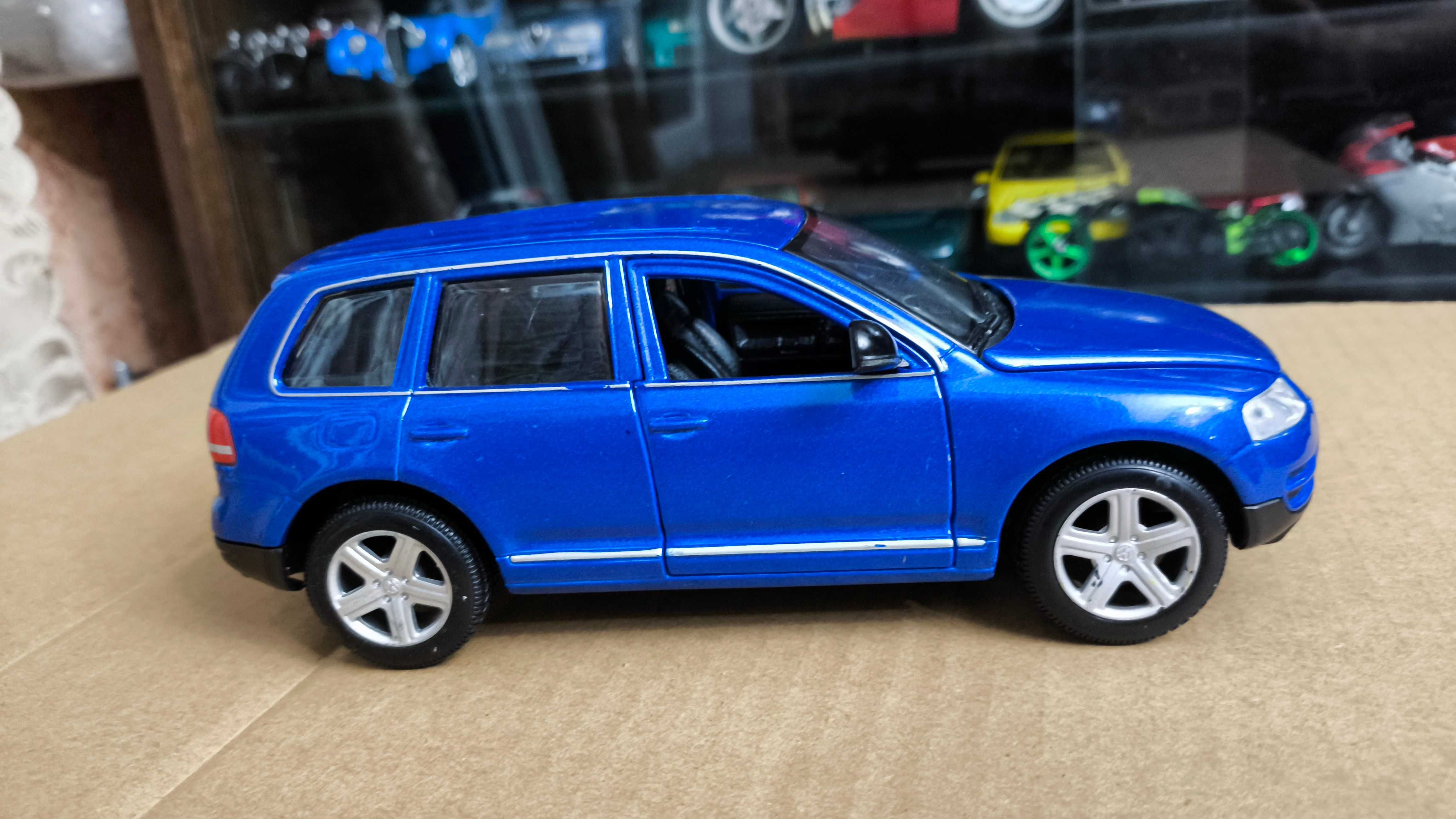 Машинка, модель 1/24 Volkswagen Touareg Bburago